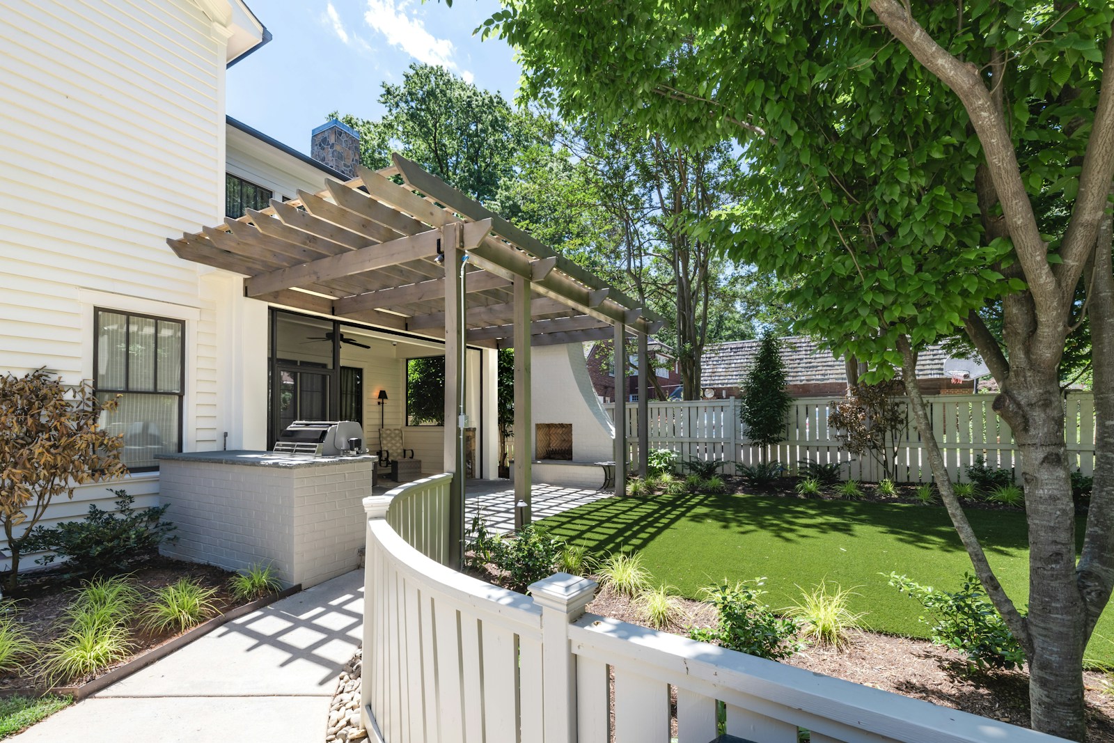 Sfeerbeeld van een terras met pergola